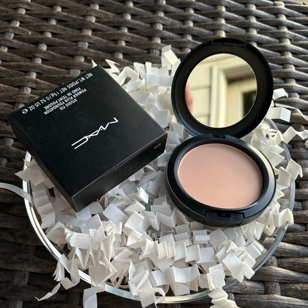 🍭  New Mac Studio Fix Powder + Foundation NC20 🍭
